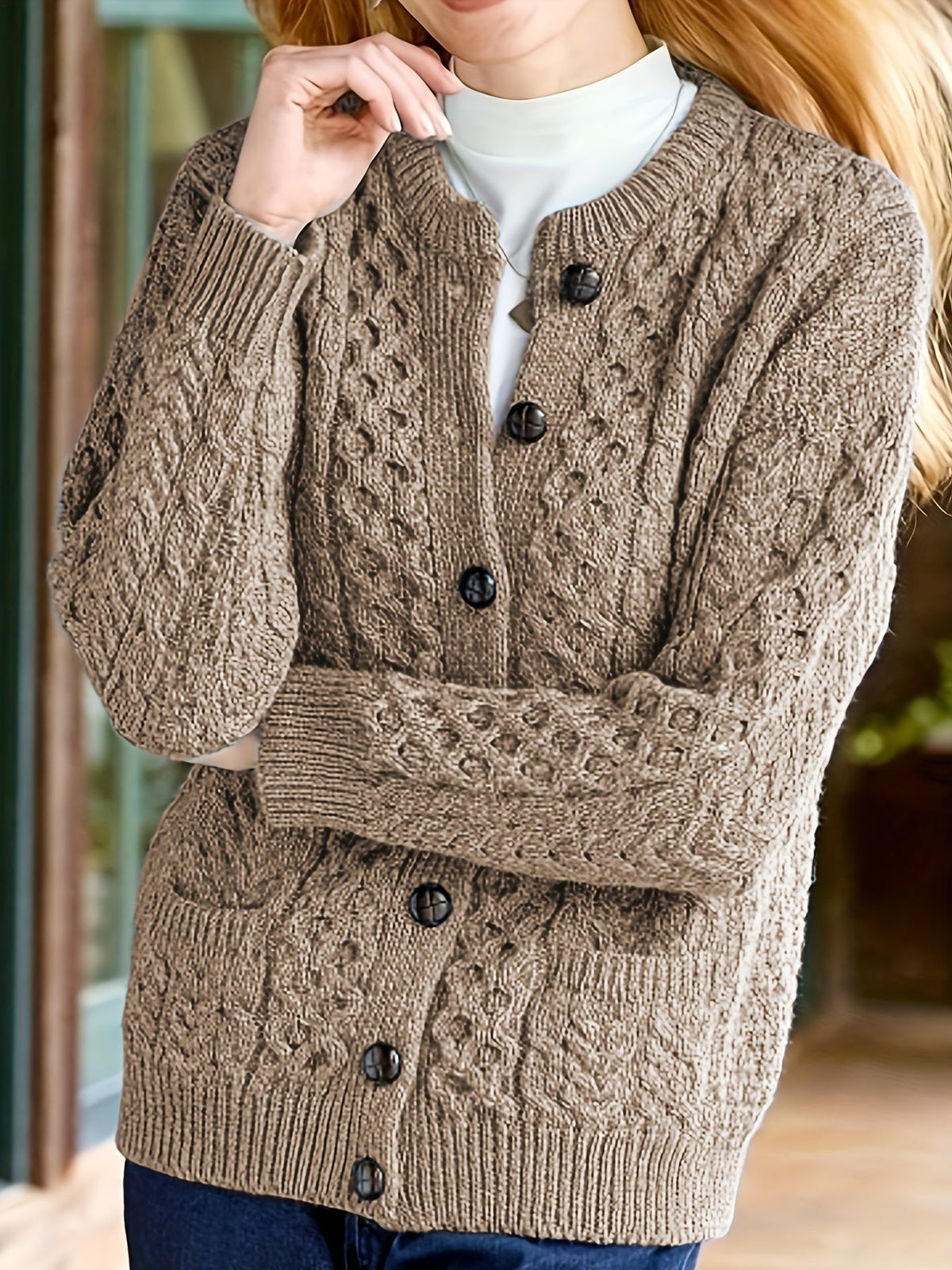 Gładki sweter z zapięciem na guziki i kieszeniami - Olivia-Jasny brązowy-S-Trend Polska