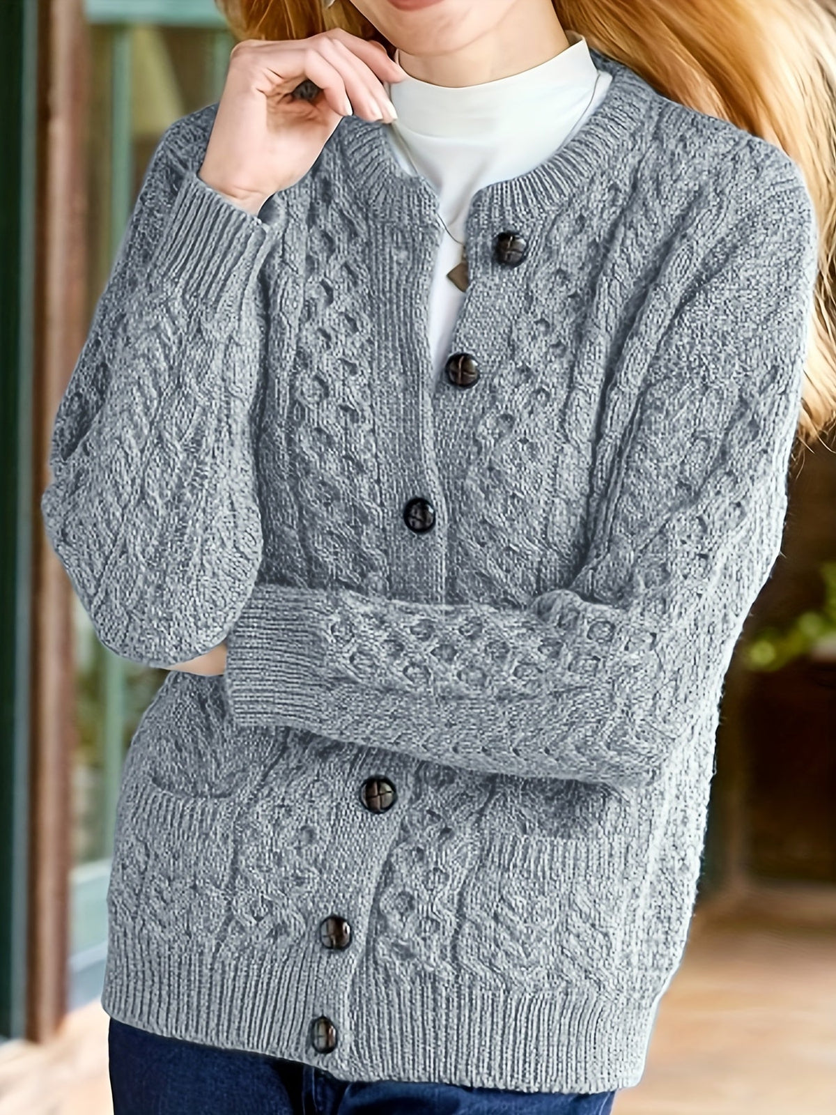 Gładki sweter z zapięciem na guziki i kieszeniami - Olivia-Srebrnoszary-S-Trend Polska