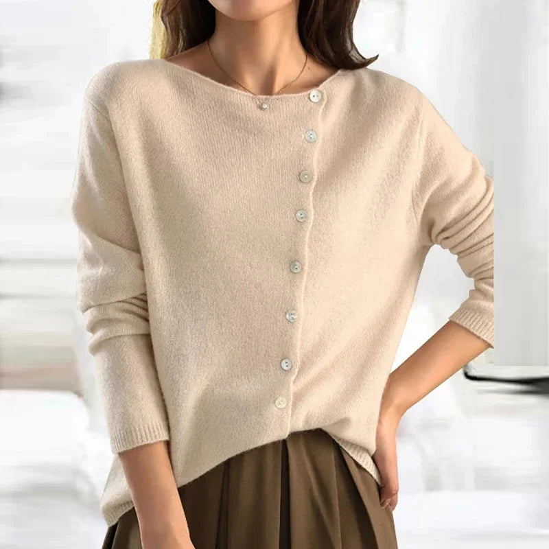 Modny sweter z stylowym zapięciem na guziki - Elisa-S-Krem-Trend Polska
