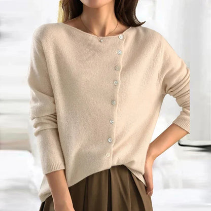 Modny sweter z stylowym zapięciem na guziki - Elisa-S-Krem-Trend Polska