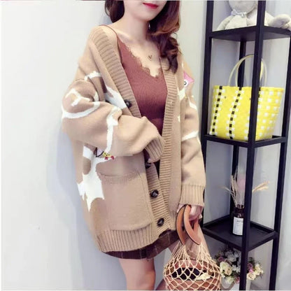 Sweter kardigan z figlarnym nadrukiem i zapięciem na guziki - Nova-Khaki-XS-Trend Polska